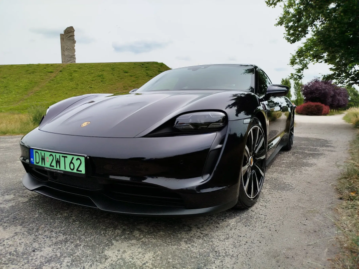 Premium car - image 1 of 8